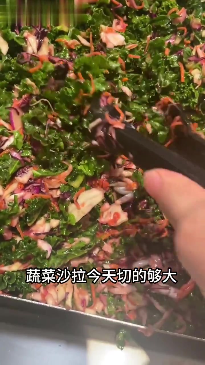 加拿大大学食堂黑椒鸡肉热狗奇奇怪怪炖鸡肉披萨蔬菜沙拉菠萝小雪碧
