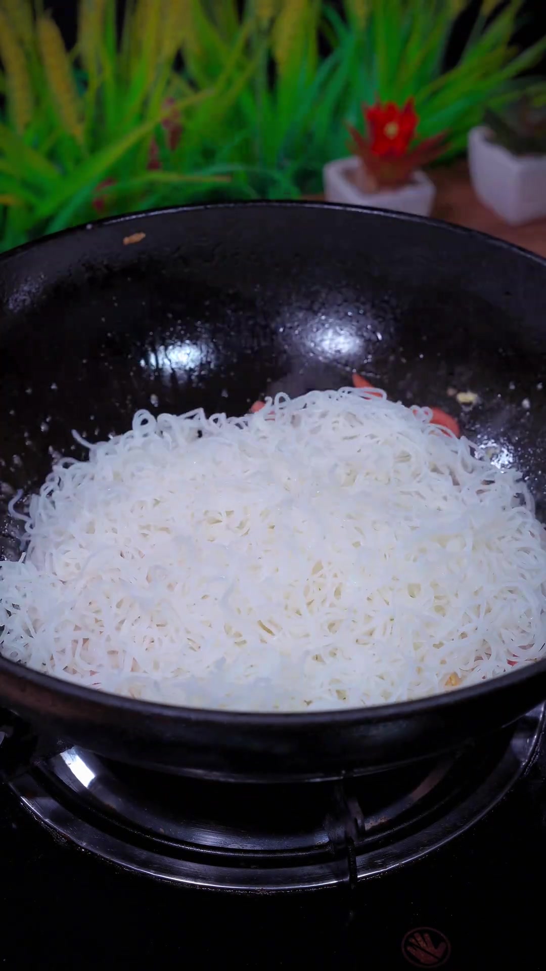 炒粉怎么炒?怎样炒?炒米粉米粉很关键,我用到的就是这个细米粉东莞米粉,怎么炒怎么蒸他都不会