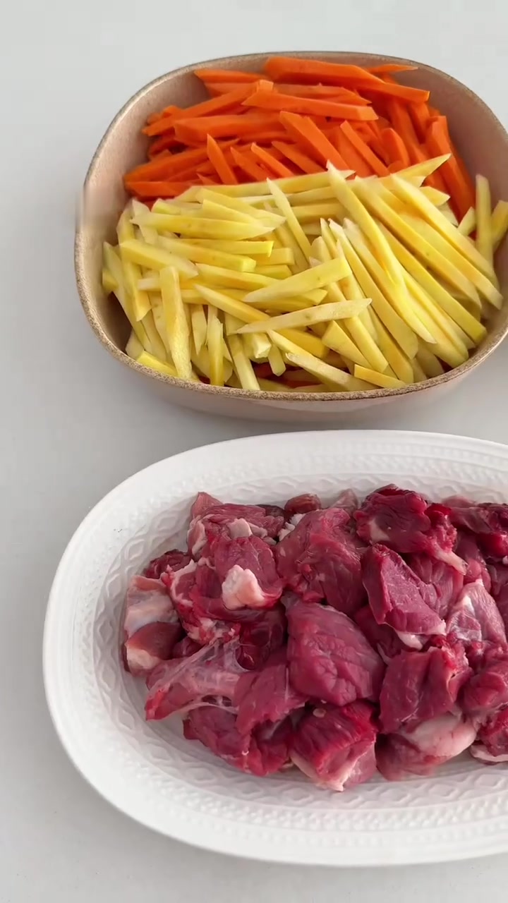 美味诱人的新疆碎肉抓饭！