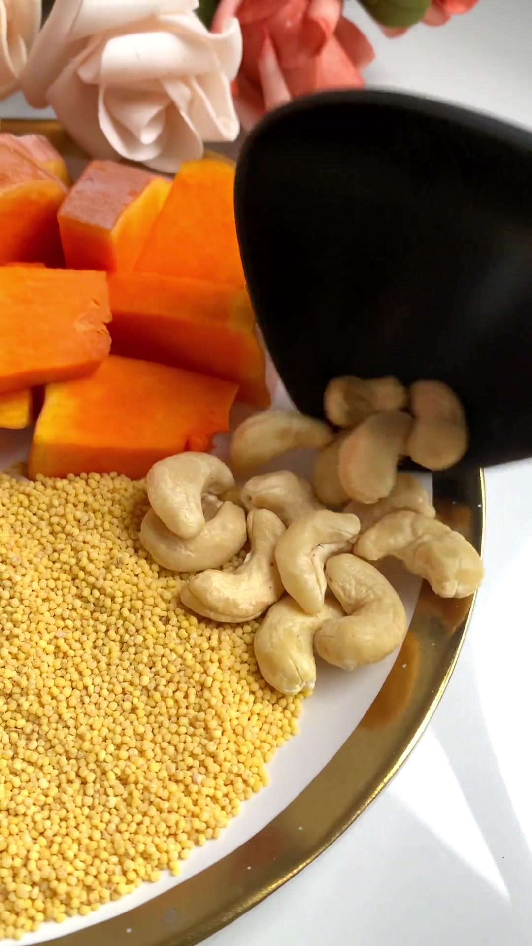 南瓜300g,糯米30g,小米20g,腰果25g,太太太好喝了!