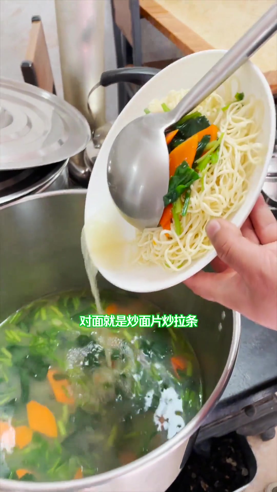 天热啦，素凉面+烤羊肉该安排上了，配上芹菜面汤，福坦滴很