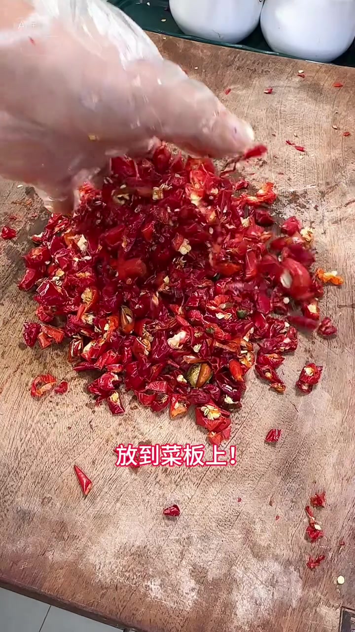 吃不完的红辣椒.可以把它做成香辣辣椒酱.用来拌饭拌面.太好吃了