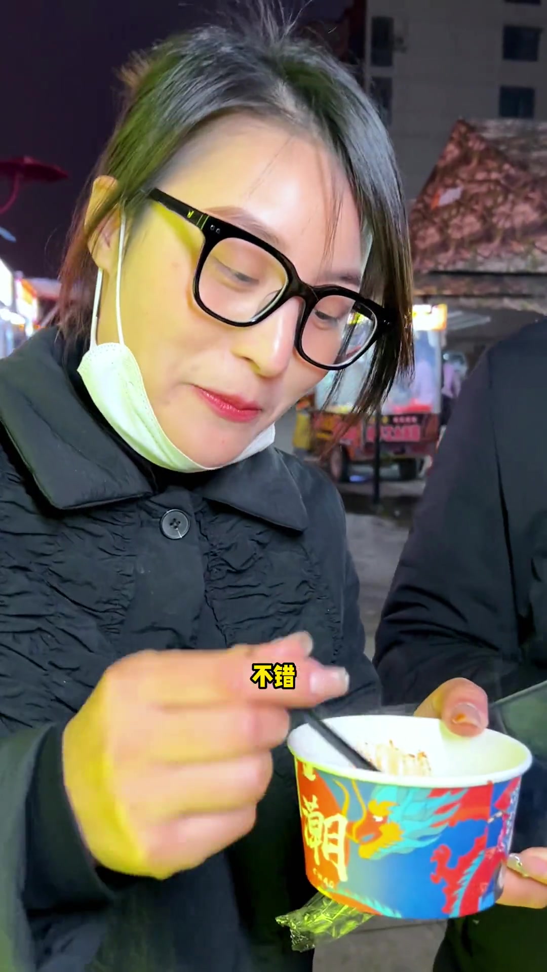 荣誉夜市新来了一家铁板豆腐，还有铁板鸭血，第一次吃，和同事们一起来拿拿味，味道确实不错！