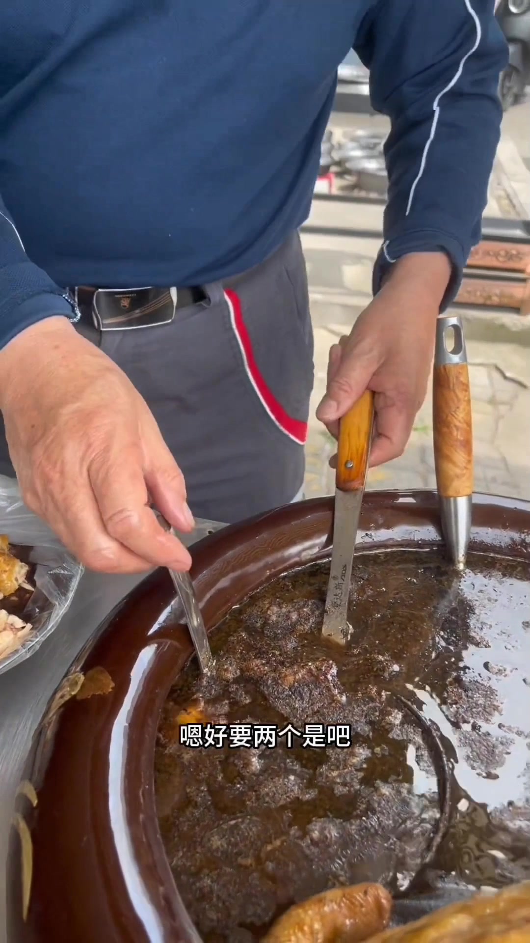 下班回家的路上,买点坛子鸡回来尝尝