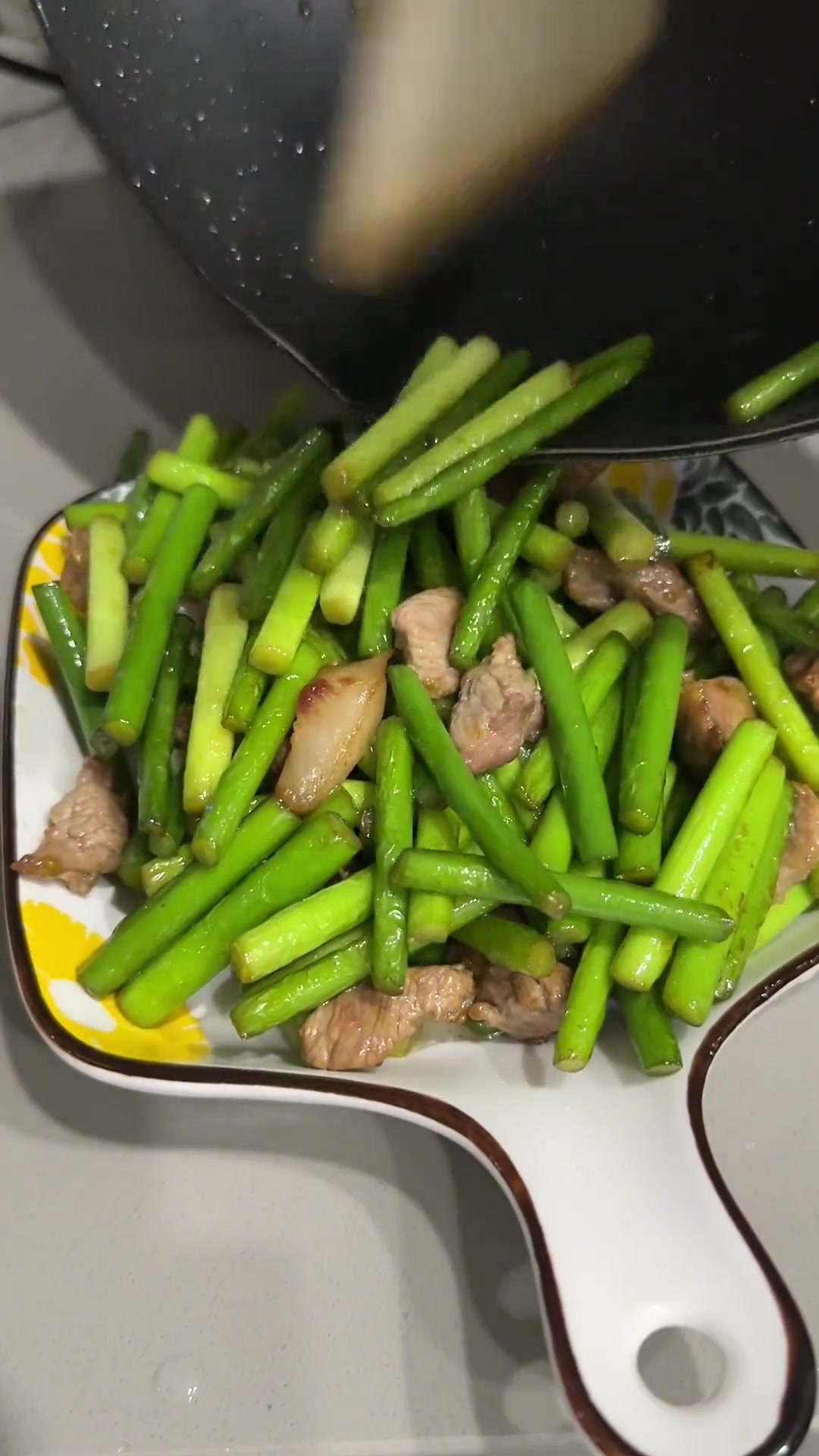 晚餐老公烧了三菜一汤，曾经那个只会煮泡面的男人，现在学着为你做各种各样的饭菜～