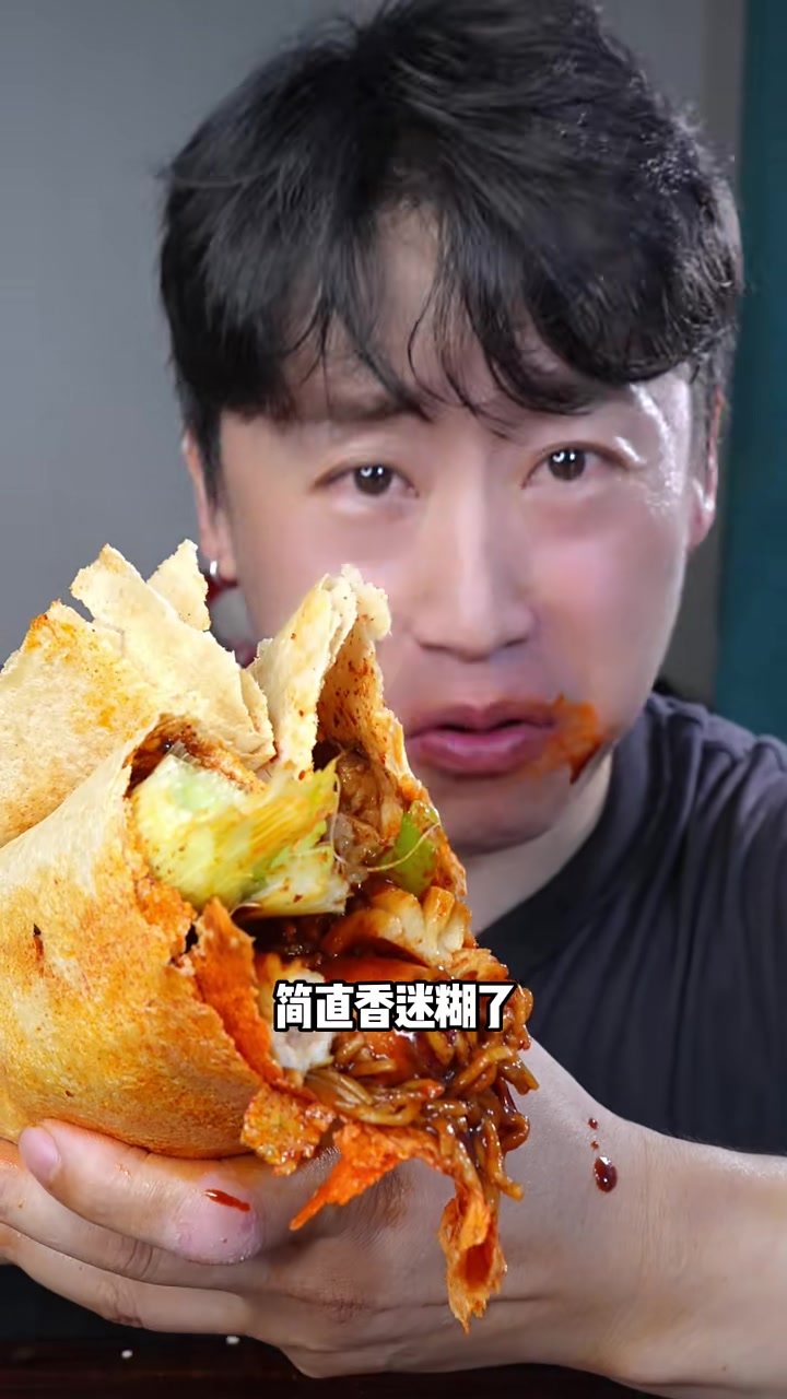 临沂煎饼卷火鸡面辣椒大葱把子肉