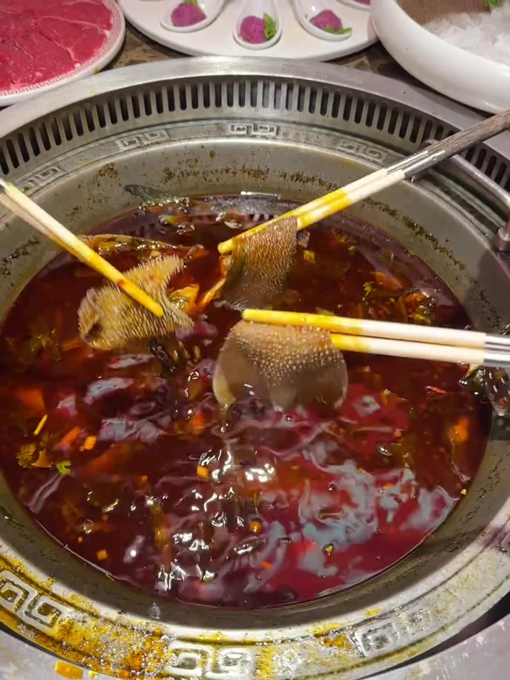 和好朋友一起,品尝武汉牛蛙鱼火锅,享受人间烟火味
