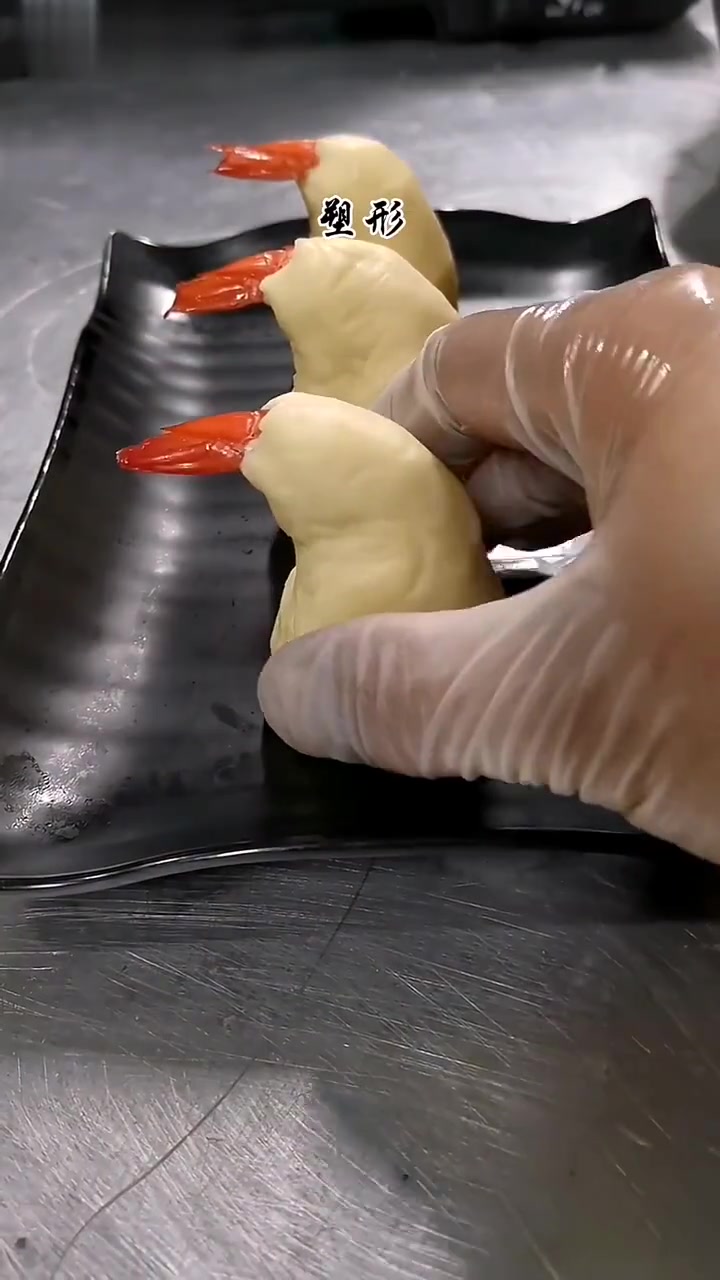 酒店招牌菜:金丝凤尾虾,造型美观,口感外酥里嫩,老少皆宜!