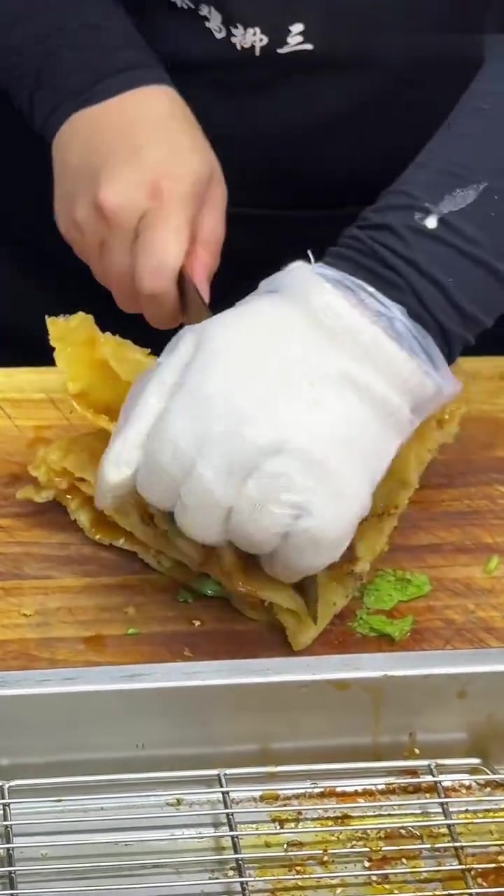 街边偶遇洪泽湖小鱼锅贴,12一份酥脆焦香巨巨巨巨好吃～