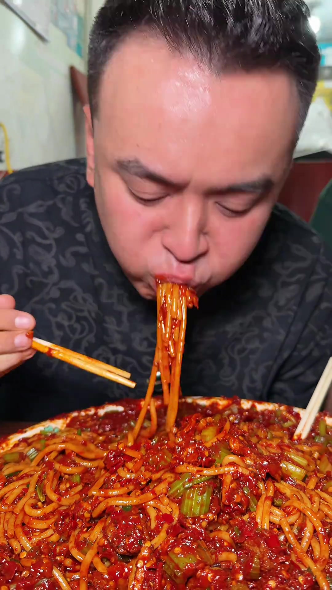 超大份炒米粉！干吃被辣到变形，你几点馋的？