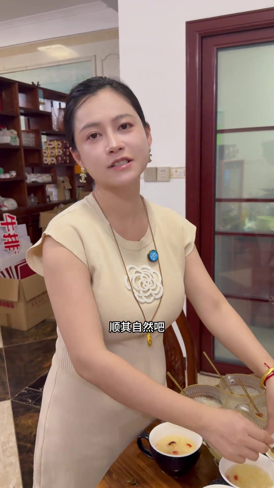 老王为琼海丈母娘烹饪文昌鸡饭,两家人欢聚一堂,共度美好时光