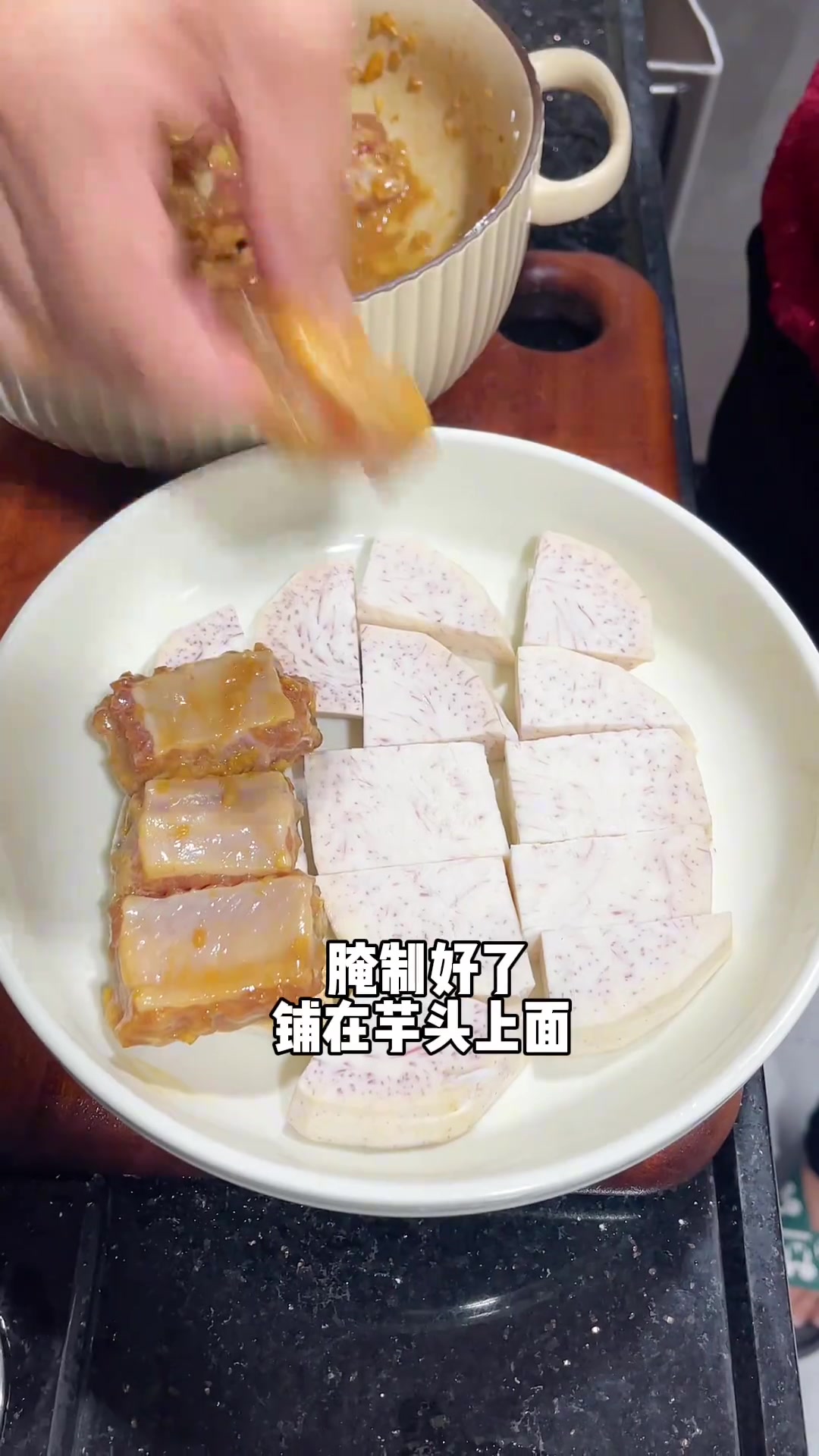 妈妈做二十多年的芋头蒸排骨，蒜香浓郁超好吃！