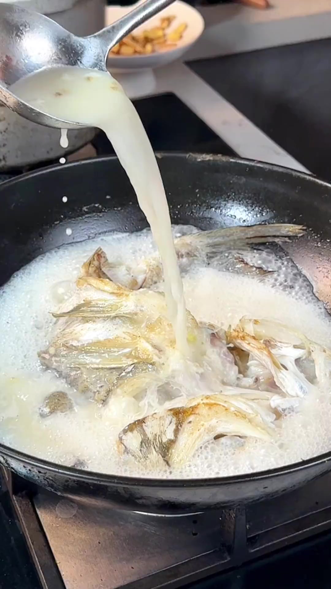 水煮活鱼，汤汁鲜美，肉质鲜嫩，一包水煮活鱼调料搞定，让你在家就能做出饭店的味道