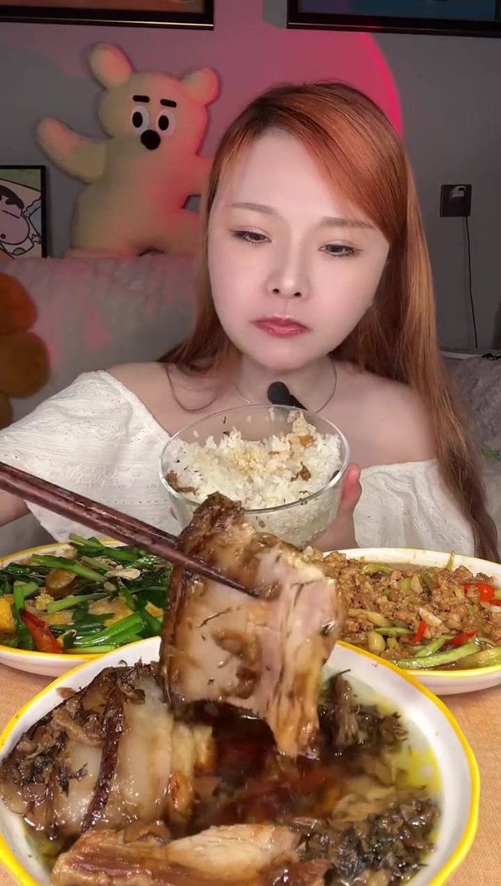 今日家常菜大赏韭菜炒鸡蛋外婆菜扣肉超香