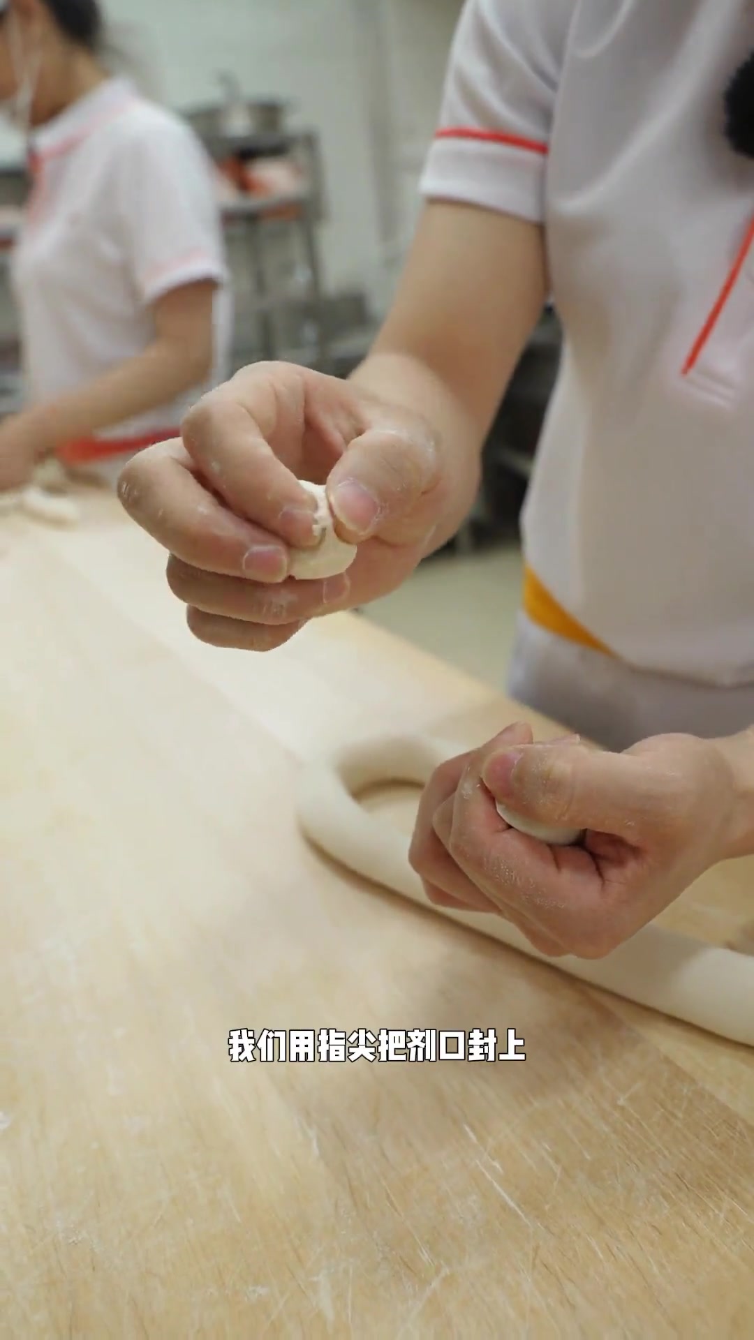 水饺店师傅是怎么下剂子的