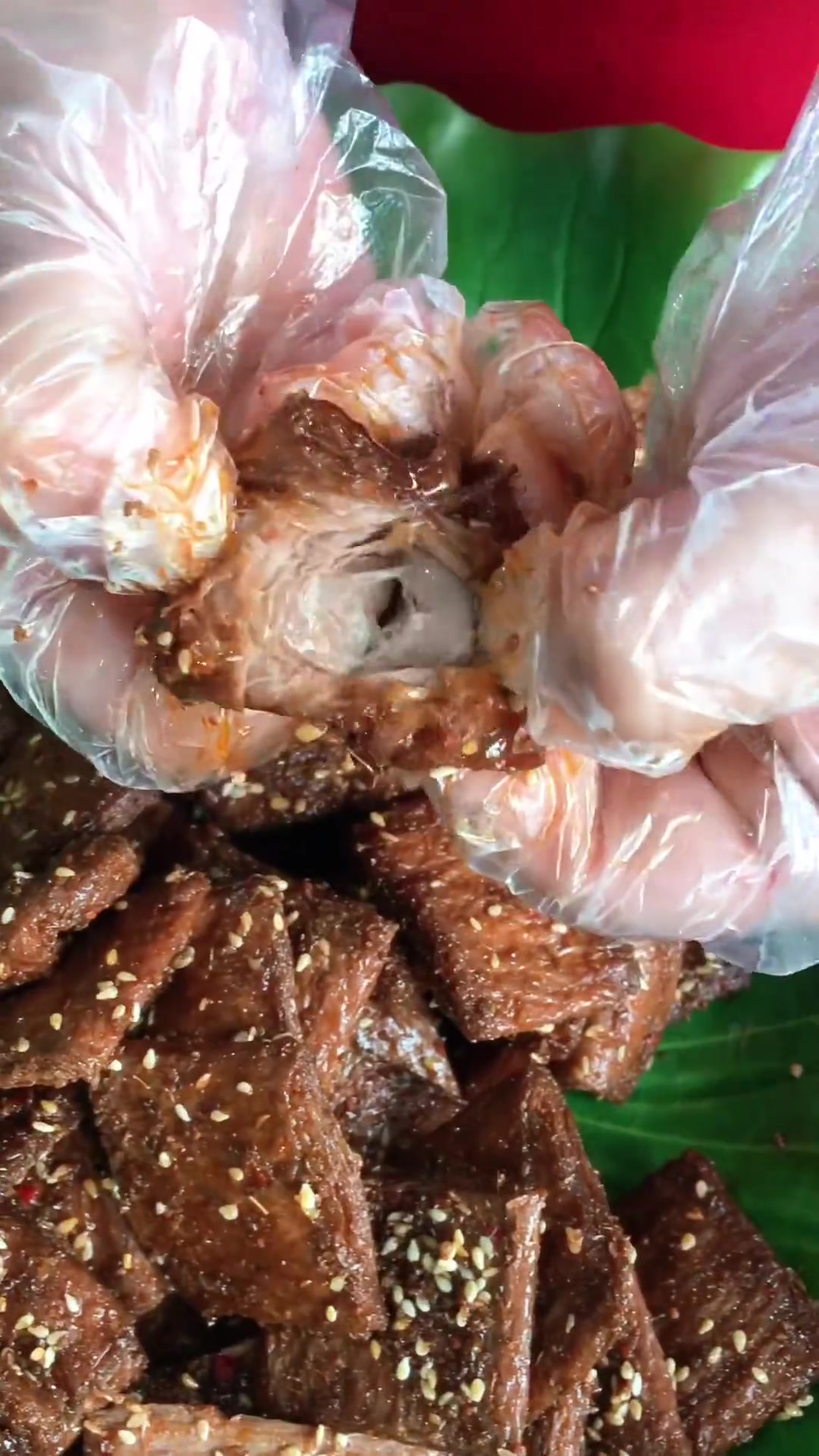 山东女子摆摊手撕素肉,不早起贪黑,用豆子制作