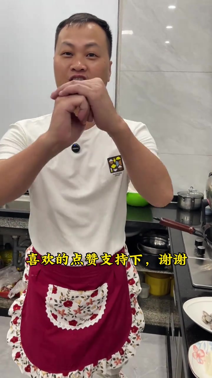 家常菜，夏天这道苦瓜花蛤豆腐汤安排起来，做法简单，汤清豆腐嫩又好吃