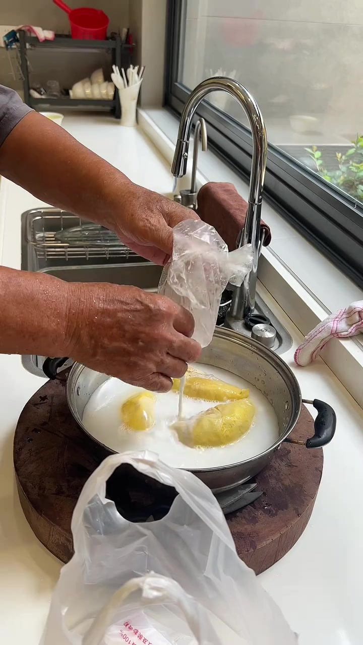 榴莲椰子鸡,天太热今天做椰子鸡吃,没想到在冰箱翻出一斤榴莲,加料!