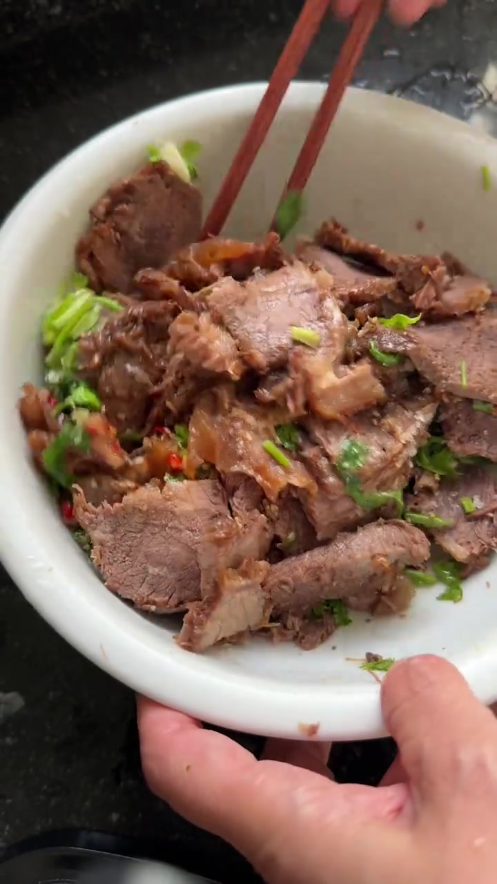 今天的晚饭,嫩南瓜炒鸡胗,丝瓜油条鸡蛋汤,凉拌牛肉,清炒红薯梗,简简单单又是一餐
