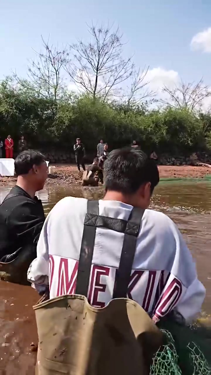 花4000在水库里拉一网鱼，没想到里面竟然这么多货？