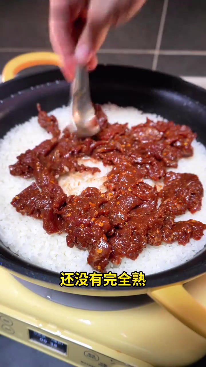 广式牛肉腊肠煲仔饭，锅巴香，炫三大碗！