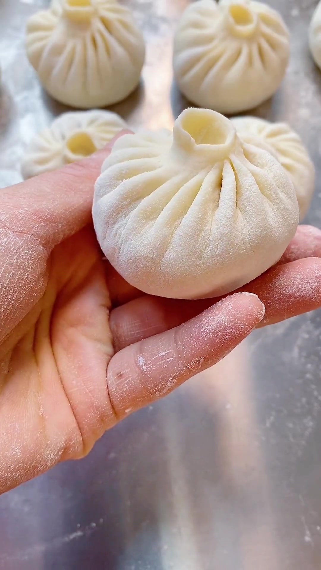 这样做的梅干菜肉包子你喜欢吃吗，暄软馅料还好吃，大人孩子都喜欢吃