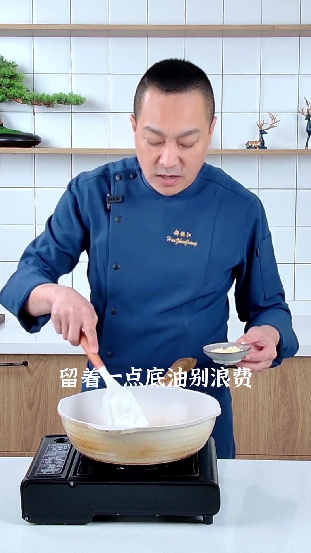 虎皮青椒您是怎么做呢？这虎皮青椒的做法有不同的版本，在川菜中是煎的做法。今天啊，老郝教您做