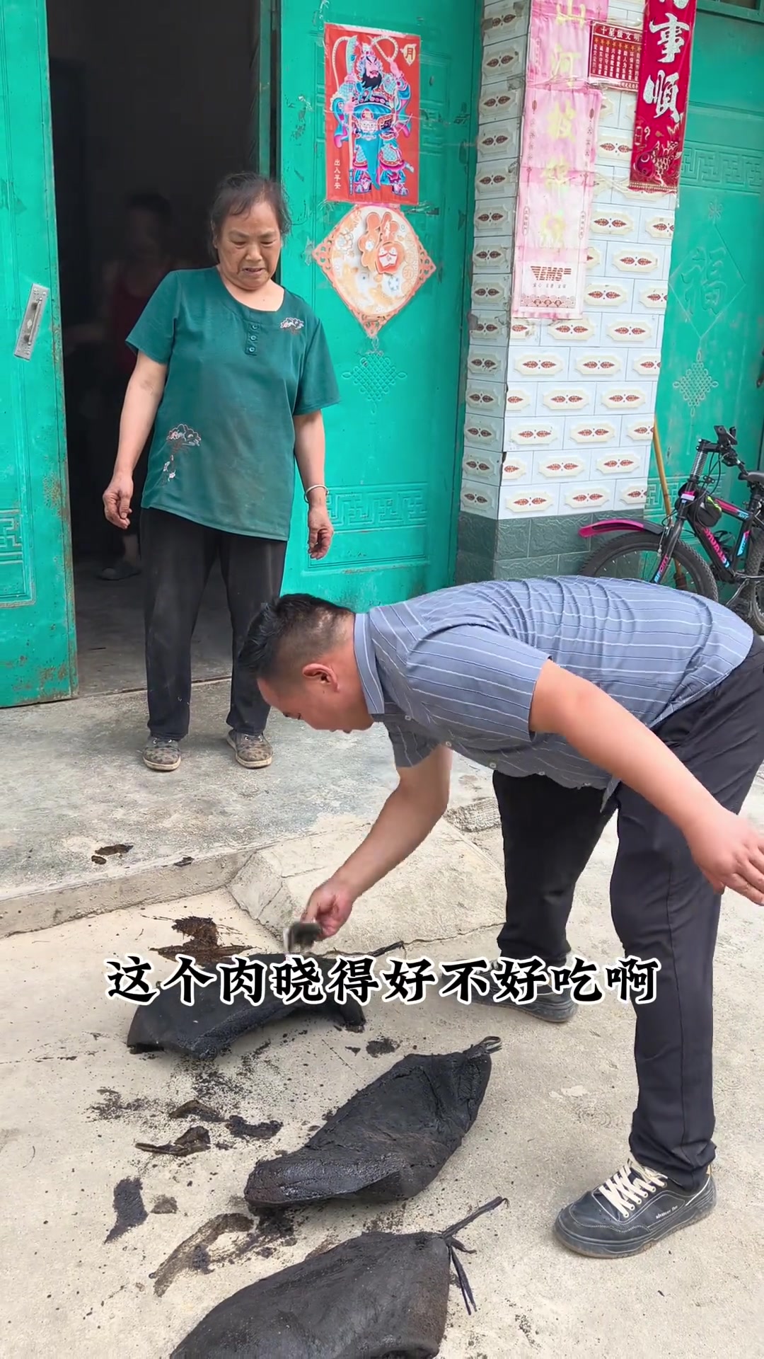 三年不断火的老腊肉来咯！这熏得跟汽车轮胎一样