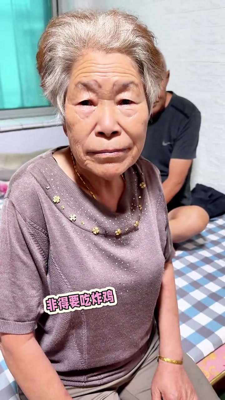 炸鸡店:94块钱8个翅6个腿 我姥:94块钱29个翅52个腿 老太太这波操作真是把我彻底干