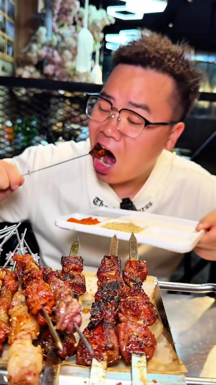 小河边的美味，东北烧烤夜宵好去处，特色撸串不容错过