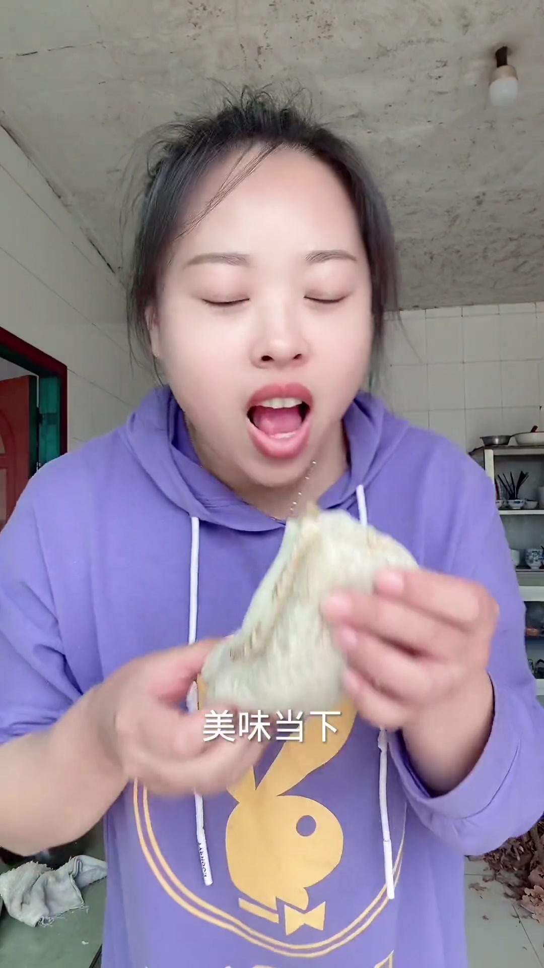 东北清明烙煎饼，酸菜猪肉馅超香，这画面太馋人！