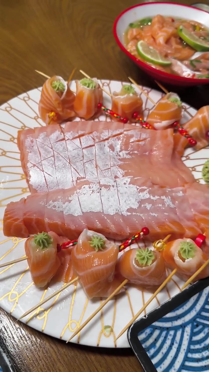 实现三文鱼自由！满满的油脂，一口下去滑嫩鲜香！