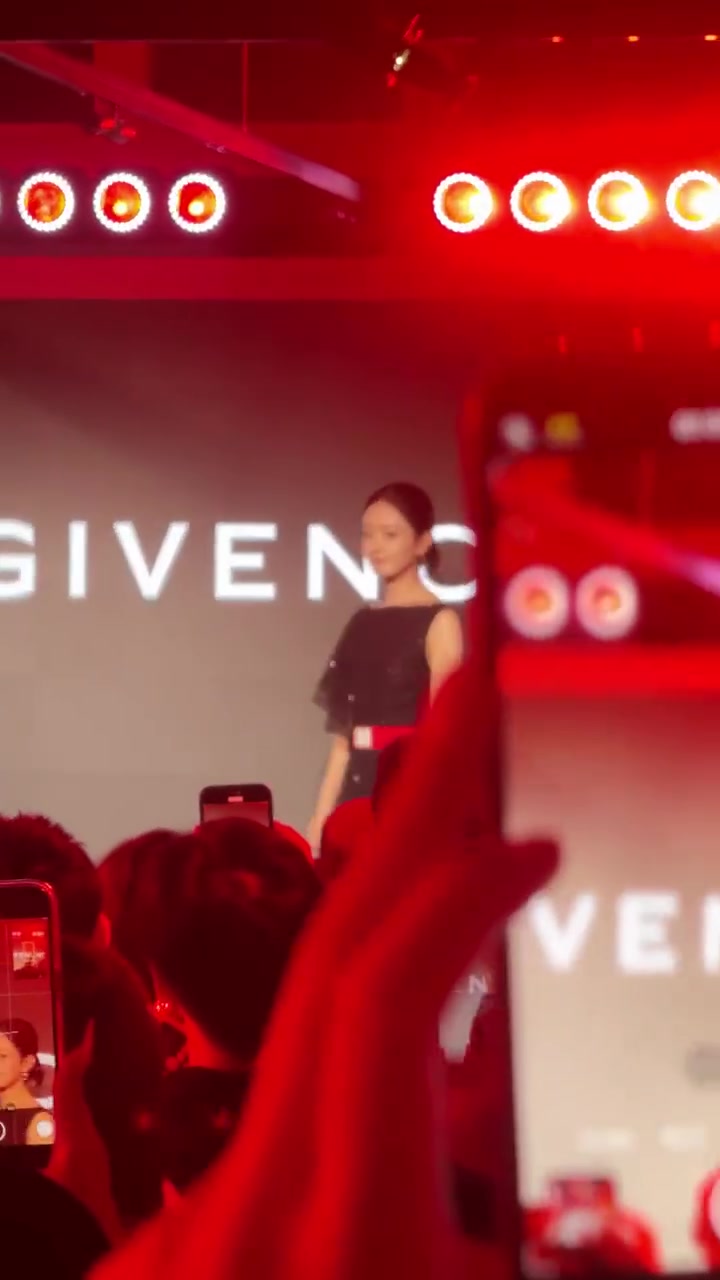 赵丽颖纪梵希活动现场视频,是不是很优雅?