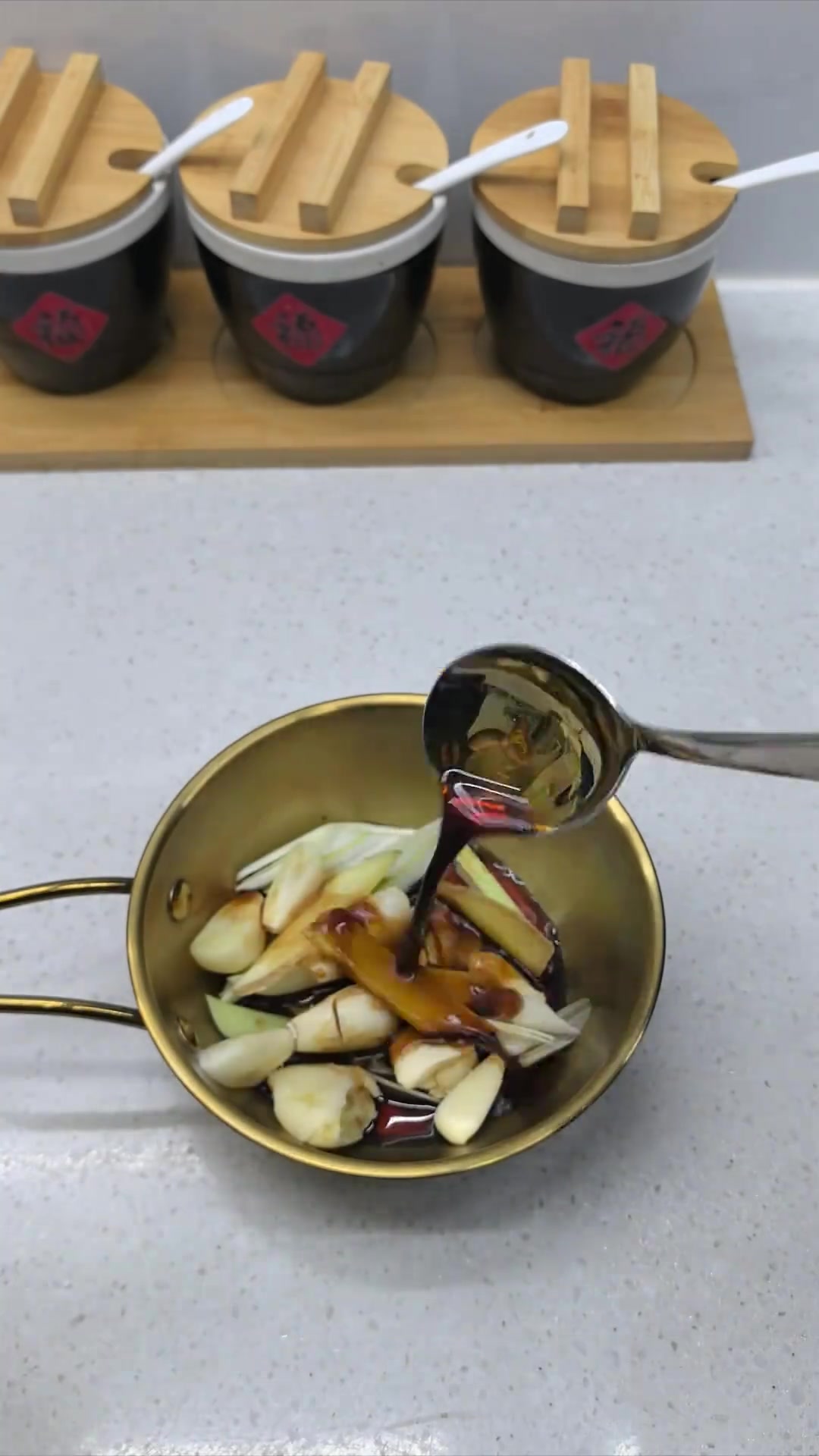 家熬鲫头鱼，如此做鲜香美味！