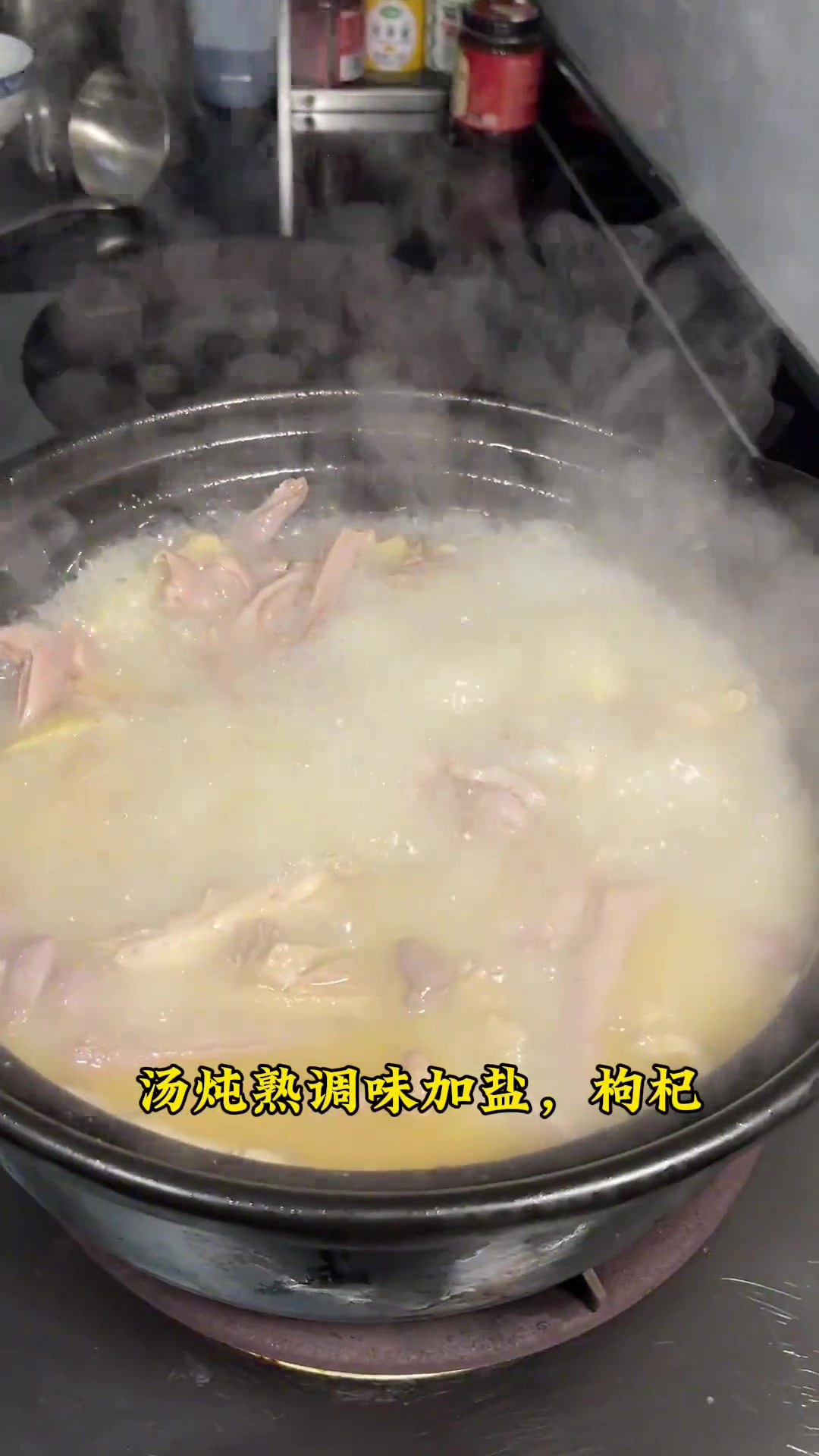 夏天给家人安排猪肚炖鸡汤，做法简单