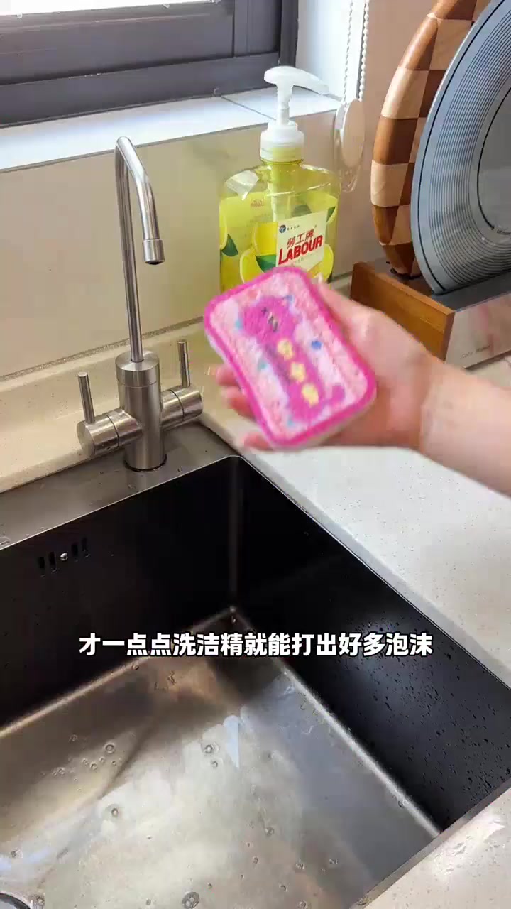 用来用去,还是这种木浆海绵用的习惯,洗碗洗锅,擦台面炉灶都很顺手