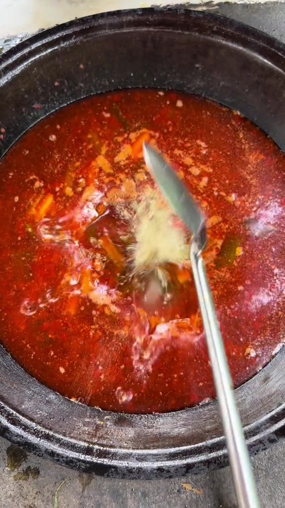 城里的粉丝来我家玩,买鸡做麻辣鸡火锅,我说我家喂的有鸡别浪费钱