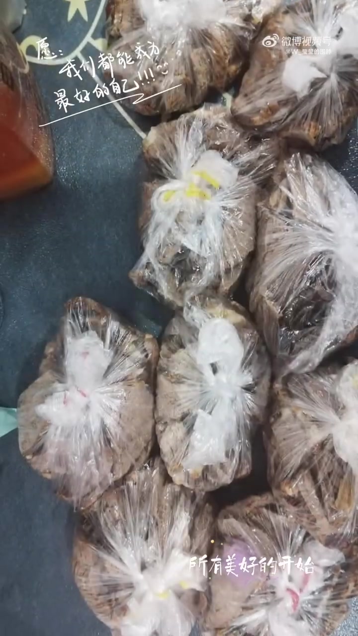 100/DAY61 早上我起来做早饭,煮了个鸡蛋豆腐汤,他尝了尝,我问:好喝吗,我凭感觉做