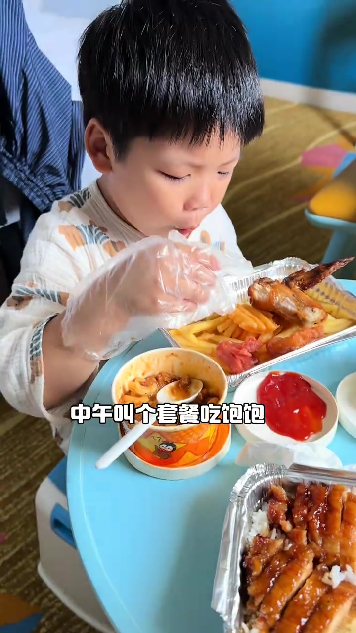 崽崽心心念念的企鹅酒店终于去啦～他真的非常喜欢出去住酒店哈哈～