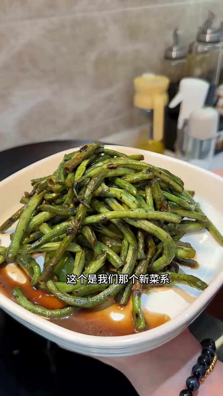 自己做的手工刀削面也太好吃啦，浇上小卤肉也太香啦！