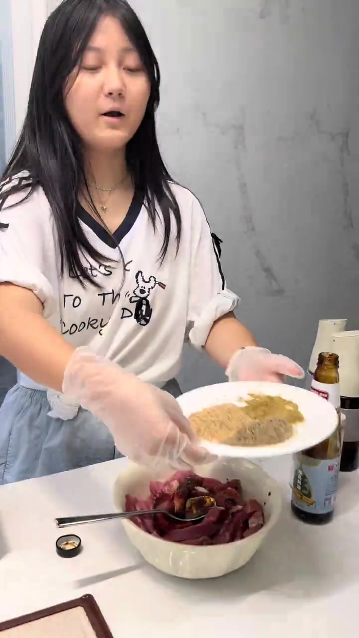 周末愉快，给大家分享个家庭版“牛肉干”的做法，又简单又好吃，在家里和孩子做起来吧