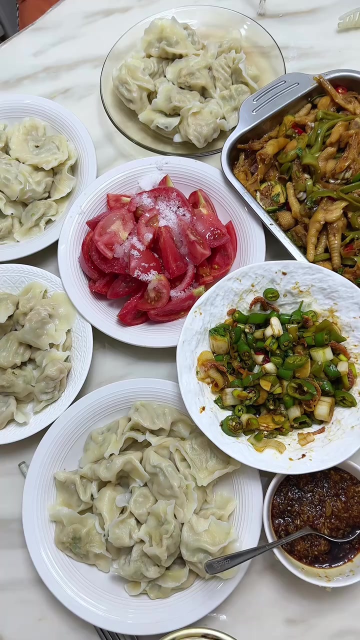 东北女人做晚间饭：入伏吃饺子芹菜猪肉馅嘎嘎香！椒麻鸡爪麻麻辣辣巨好吃！