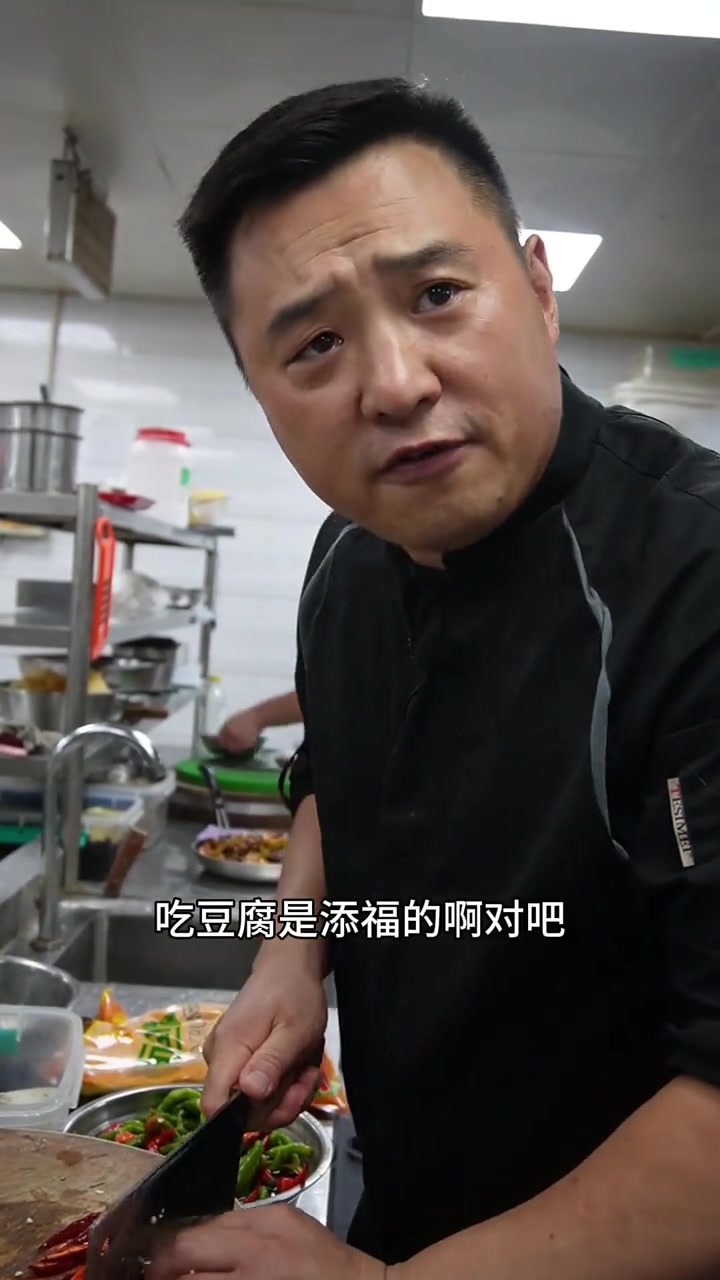 羊血豆腐，这个羊血豆腐就是家常做法，不用羊油做起来一样脆爽！