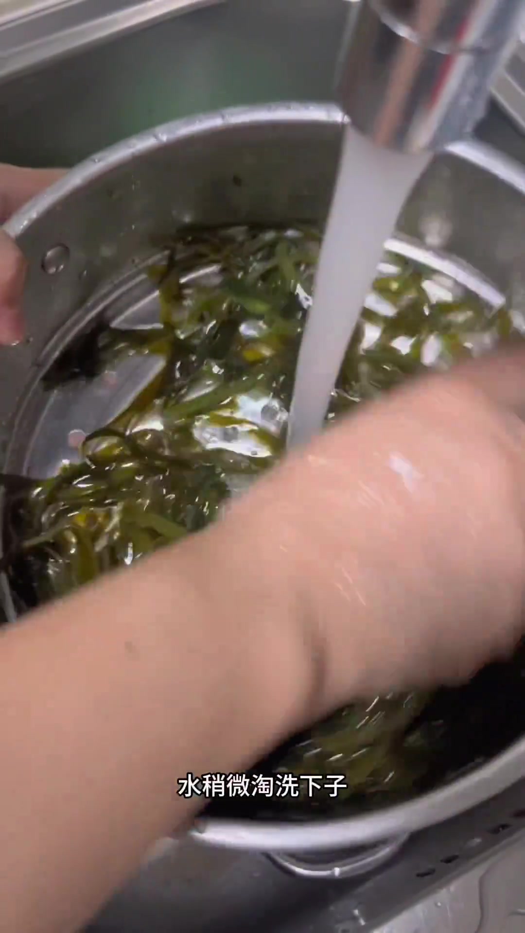 海带丝不要总是凉拌了，试试这个炝炒吧！又香又辣酸溜溜的，好开胃啊，特别好吃