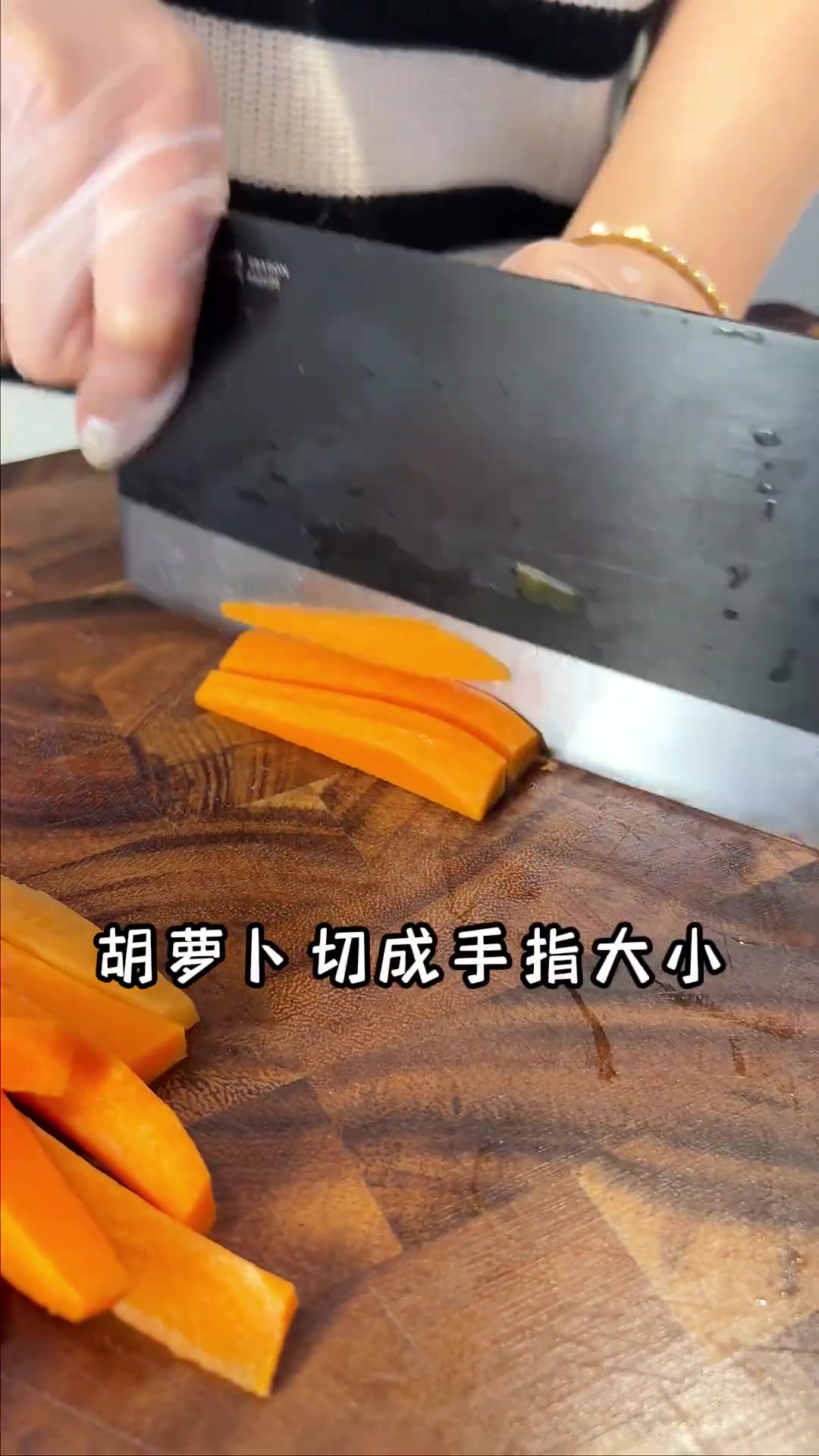 今天买了三斤羊排在家做羊肉手抓饭！味道超级好！真的不输新疆大厨！