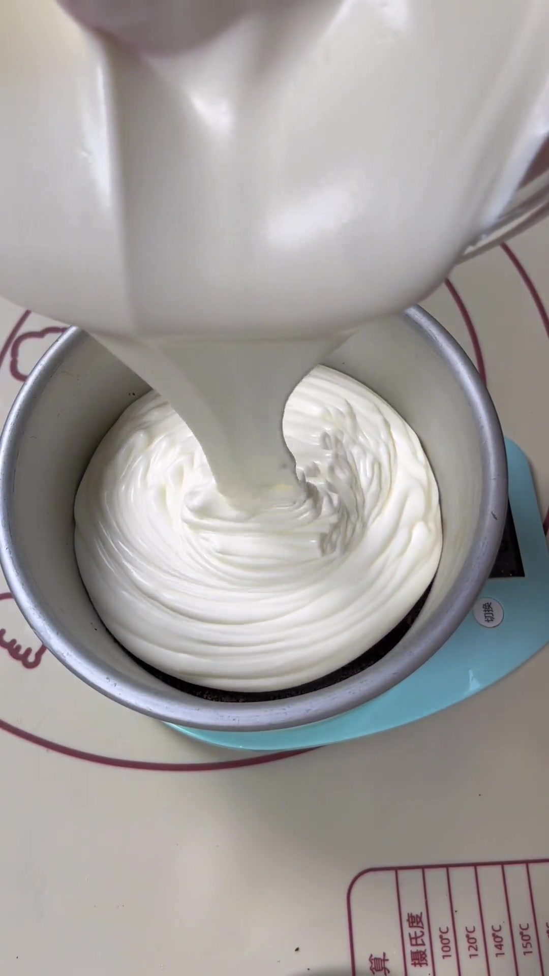 生椰拿铁慕斯蛋糕，有冰淇淋般醇香丝滑口感