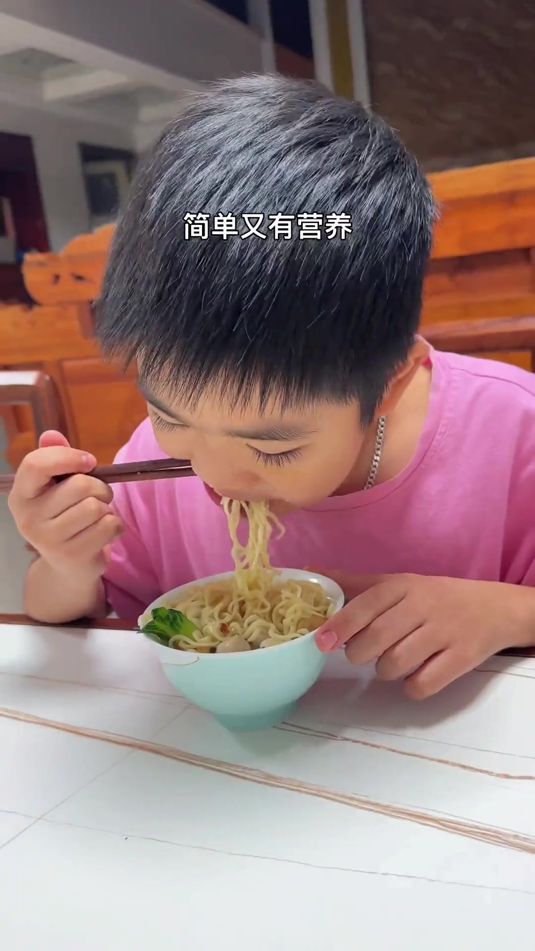 孩子馋方便面的时候，你就给她吃这种加点蔬菜和肉类简单煮一煮就很营养了