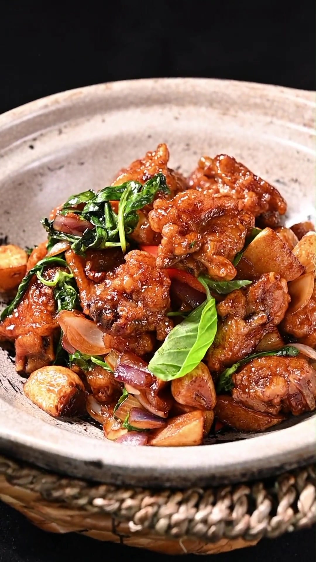 想学好吃的三杯鸡吗?快来试试!