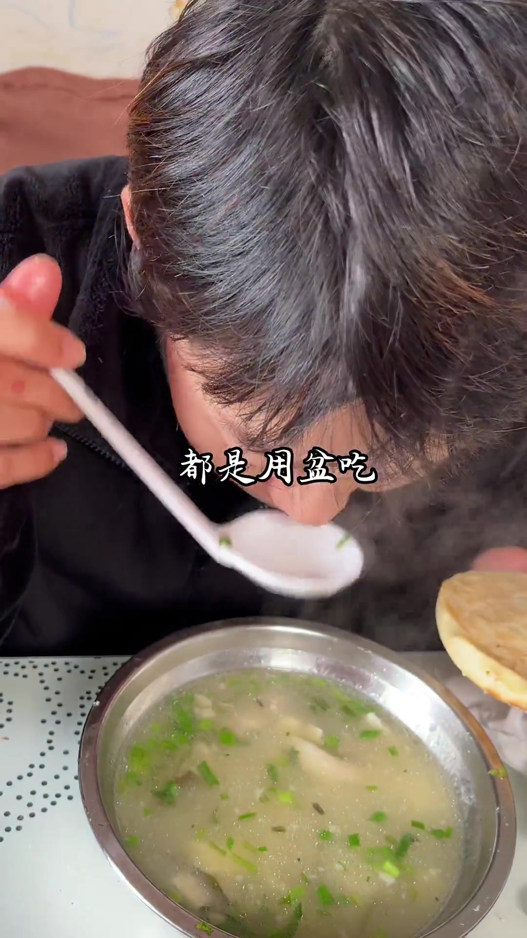 冬天为家人做第一碗羊肉汤，汤鲜味美
