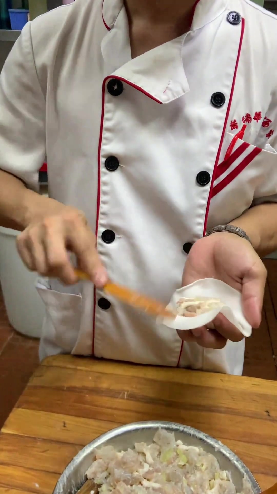 二十年点心大师傅分享包水晶虾饺，皮压的厚薄均匀，包的纹路整齐清晰